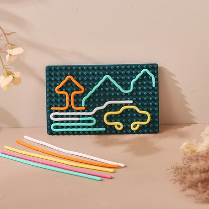 Tableau sensorielle pour petit et grand- KIDEE - creer des motifs sur la tablette grace à des fils en silicone.