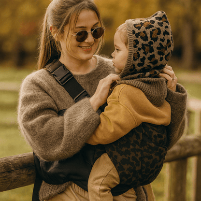 Porte bébé latéral - Léopard - kideecarry, pour un portage facile sans encombre. oubliez la galère des noeuds, enfilez le en moins de 10 secondes.