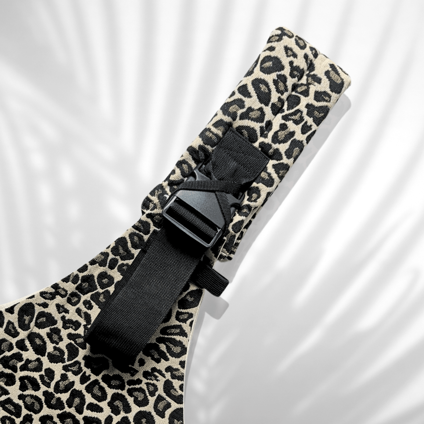 Porte-bébé Kidee panthère – accessoire confort et design pour Noël et voyages en famille