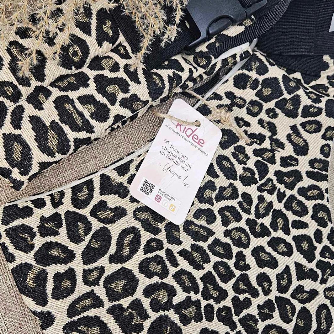 Porte-bébé panthère Kidee – moment complice parent-bébé sous le sapin 🎄