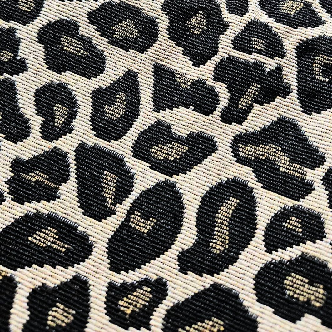 Maman élégante portant bébé avec le porte-bébé panthère Kidee – idée cadeau chic pour Noël 🎁