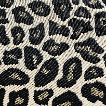 Maman élégante portant bébé avec le porte-bébé panthère Kidee – idée cadeau chic pour Noël 🎁