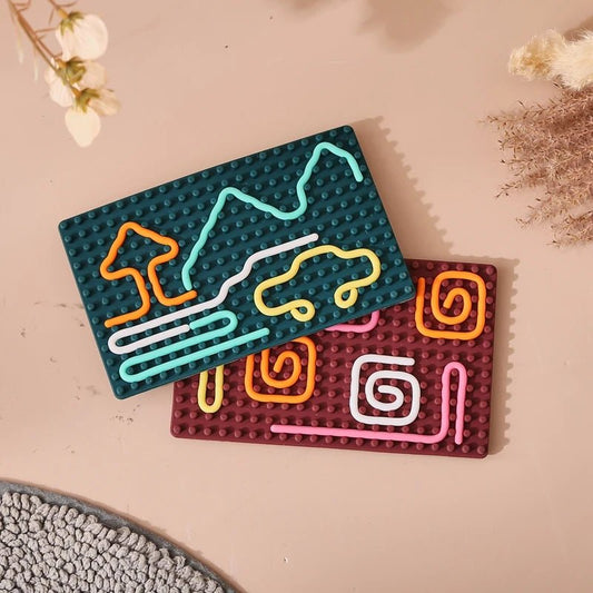 Tablette sensorielle  montessori ludique pour les enfants. Aide la motricité fine et à la gestion du stress grace à ses fils en silicones colorés
