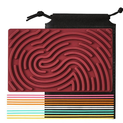 Tablette sensorielle montessori de chez Kidee, model rouge avec 11 fils en silicone pour la motricité fine des enfants. jouet réversible , à utiliser pour les moments d'attente, alternative sans écran.