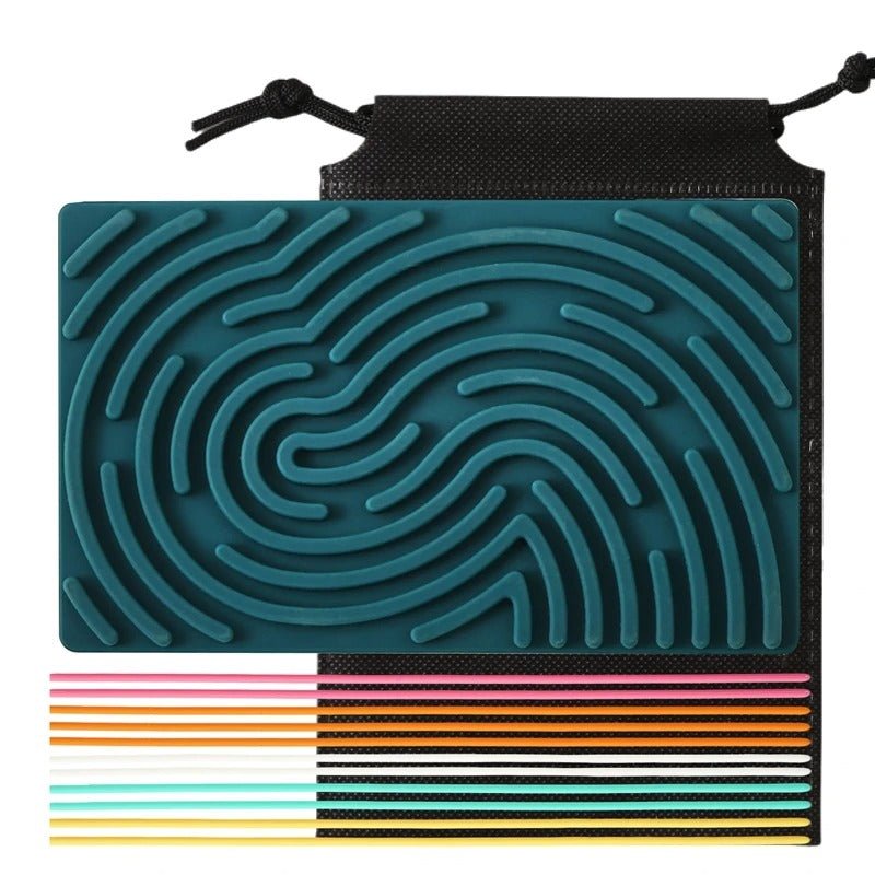 Tablette sensorielle montessori de chez Kidee, model bleue avec 11 fils en silicone pour la motricité fine des enfants. jouet réversible , à utiliser pour les moments d'attente, alternative sans écran.