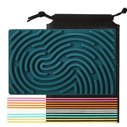 Tablette sensorielle montessori de chez Kidee, model bleue avec 11 fils en silicone pour la motricité fine des enfants. jouet réversible , à utiliser pour les moments d'attente, alternative sans écran.